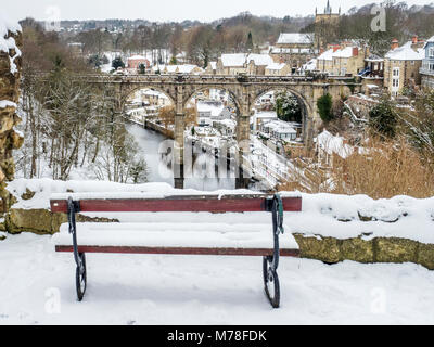 Eisenbahnviadukt über den Fluss Nidd im Winter vom Schloss in Knaresborough North Yorkshire England Stockfoto