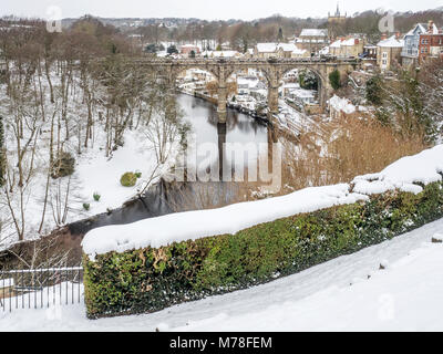 Eisenbahnviadukt über den Fluss Nidd im Winter vom Schloss in Knaresborough North Yorkshire England Stockfoto