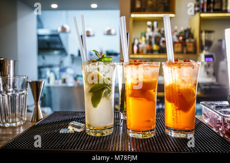 Drei nicht-alkoholische Cocktails an der Bar Stockfoto