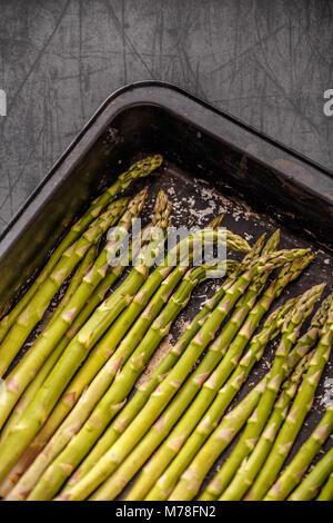Ungekocht Spargelspitzen in einem schwarzen kochen Fach Stockfoto