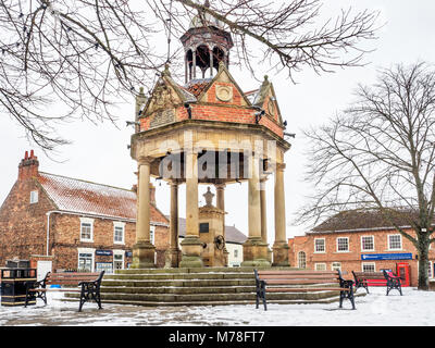 Schnee rund um den Springbrunnen im St James Square Derby North Yorkshire England Stockfoto