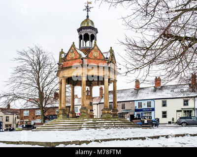 Schnee rund um den Springbrunnen im St James Square Derby North Yorkshire England Stockfoto