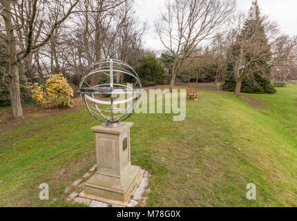 Die armillarsphäre Denkmal für Königin Elizabeth, die Königinmutter am Bowes Museum, Barnard Castle Teesdale County Durham England Großbritannien gelegen Stockfoto