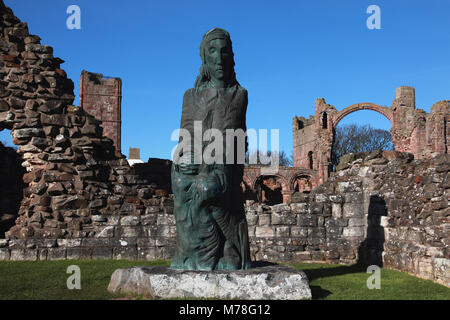 Die Statue des Heiligen Cuthbert von Fenwick Lawson in Lindisfarne Priory Kirche, die Heilige Insel im Jahr 2001. Stockfoto