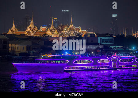 Eine Kreuzfahrt mit Abendessen vor dem Königlichen Palast und Wat Phra Kaew am Chao Phraya Fluss in Bangkok in Thailand. Thailand, Bangkok, Novemb Stockfoto