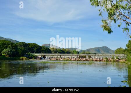 Wasserkaskaden über Aplins Wehr nach Stürmen und Starkregen, Aplins Wehr, Townsville, Queensland, Australien Stockfoto