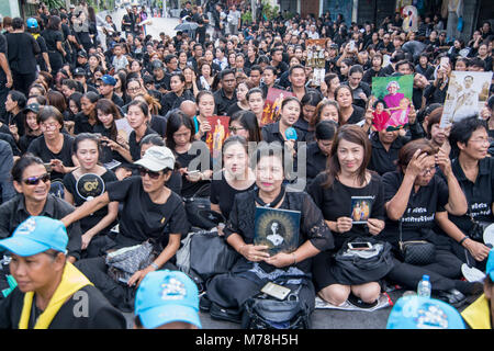 Thais auf einer Straße bei der Beerdigung von Rama 9 Tage in Bangkok in Thailand. Thailand, Bangkok, November 2017 Stockfoto