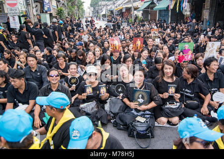 Thais auf einer Straße bei der Beerdigung von Rama 9 Tage in Bangkok in Thailand. Thailand, Bangkok, November 2017 Stockfoto