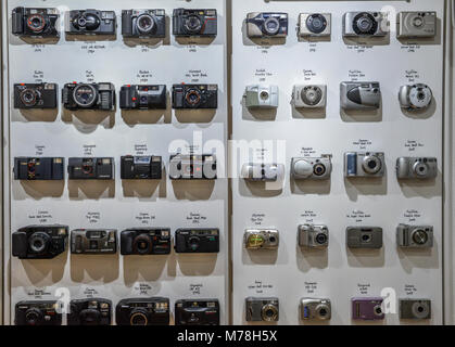 London, Großbritannien - Mar 6, 2018: Vintage film Kameras an der Wand in chronologischer Reihenfolge, beginnend von 1979 bis 2007 gefüttert, Beginn der digitalen Kameras Stockfoto