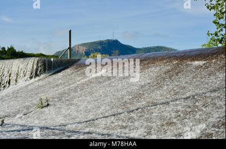 Wasserkaskaden über Aplins Wehr mit Mount Stuart im Hintergrund nach Stürme und Starkregen, Aplins Wehr, Townsville, Queensland, Australien Stockfoto