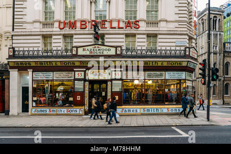 London, Großbritannien - Mar 6, 2018: Scheibe des viktorianischen London blüht auf der Oxford Street, London mit James Smith und Söhne Regenschirm Shop Stockfoto