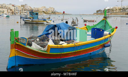 Fischerboote im Hafen und die Uferpromenade am BellaVista in Malta Stockfoto