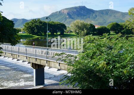 Wasserkaskaden über Aplins Wehr mit Mount Stuart im Hintergrund nach Stürme und Starkregen, Aplins Wehr, Townsville, Queensland, Australien Stockfoto