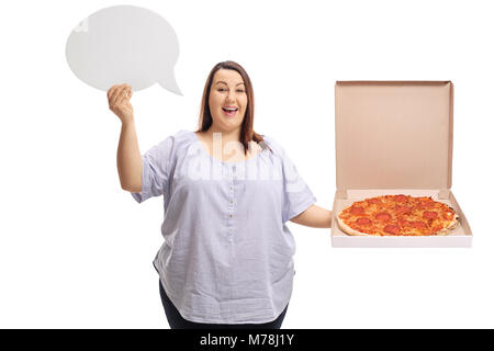 Fröhliche übergewichtige Frau mit einer Sprechblase und einem Pizza auf weißem Hintergrund Stockfoto