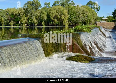 Wasserkaskaden über Aplins Wehr nach Stürmen und Starkregen, Aplins Wehr, Townsville, Queensland, Australien Stockfoto