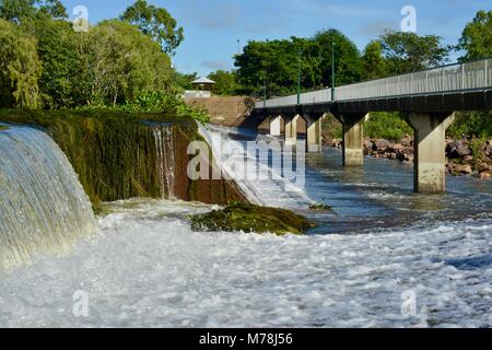 Wasserkaskaden über Aplins Wehr nach Stürmen und Starkregen, Aplins Wehr, Townsville, Queensland, Australien Stockfoto