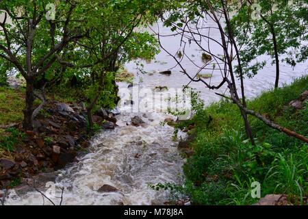 Wasser, das aus einem großen Sturm Wasser ablassen nach Stürmen und Starkregen, Aplins Wehr, Townsville, Queensland, Australien Stockfoto