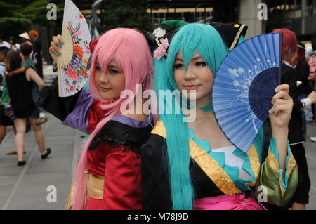 Schöne Thai Mädchen, eineiige Zwillinge, bei einer japanischen Cosplay Festival in Bangkok, Thailand. credit Posing: Kraig Lieb Stockfoto