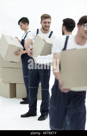 Foto Arbeitnehmer Pass jedes anderen Boxen beim Verschieben von Wohnungen Stockfoto