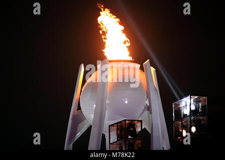 Die olympische Fackel leuchtet während der Eröffnungsfeier der PyeongChang 2018 Winter Paralympics am Olympiastadion PyeongChang in Südkorea. Stockfoto