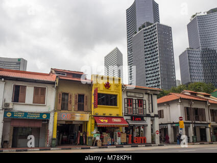 Kampf der architektonischen Stilen, die traditionellen Shophouses auf der North Bridge Road und moderne DUO Türme in Rochor, Singapur. Stockfoto