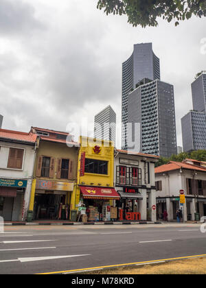 Kampf der architektonischen Stilen, die traditionellen Shophouses auf der North Bridge Road und moderne DUO Türme in Rochor, Singapur. Stockfoto