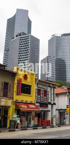 Kampf der architektonischen Stilen, die traditionellen Shophouses auf der North Bridge Road und moderne DUO Türme in Rochor, Singapur. Stockfoto