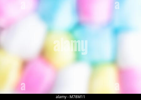 Muster aus Bunter Baumwolle Kandiszucker Kugeln in Karierten bestellen. Verschwommen bunten Hintergrund mit Platz kopieren. Spaß Kindergeburtstag Celebratio Stockfoto