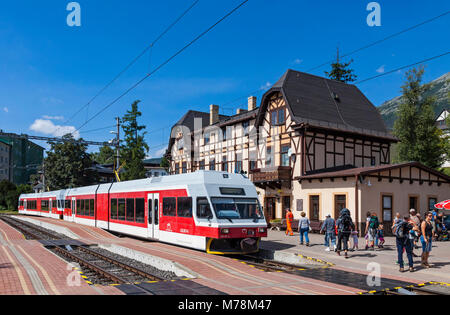 Tatra elektrische Bahnen (TEZ-TER) Zug (auch als "Tatra Straßenbahn" bekannt) in Stary Smokovec station in Hohe Tatra, Slowakei Stockfoto