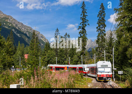 Hohe Tatra, Slowakei - 27. August 2015: Tatra elektrische Bahnen (TEZ-TER) Zug (auch als "Tatra Straßenbahn" bekannt) zu stoppen Popradske Pleso in der hohen Eintrifft Stockfoto