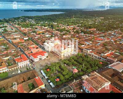 Blick vom Himmel auf die Stadt Granada. Antenne Stadtbild von touristische Stadt in Nicaragua. Stockfoto