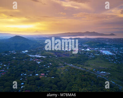 Sonnenuntergang Himmel über Managua Stadt Antenne Panorama Stockfoto