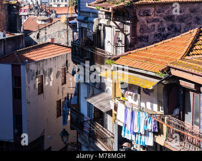 Architektur in der Altstadt von Porto in Portugal. Wäsche trocknen auf dem Balkon. Stockfoto