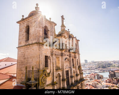 PORTO, PORTUGAL - 12. FEBRUAR 2018: Sao Lourenco Kirche und Kloster in Porto, Portugal, populary bekannt als Igreja dos Grilos. Stockfoto