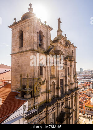 PORTO, PORTUGAL - 12. FEBRUAR 2018: Sao Lourenco Kirche und Kloster in Porto, Portugal, populary bekannt als Igreja dos Grilos. Stockfoto