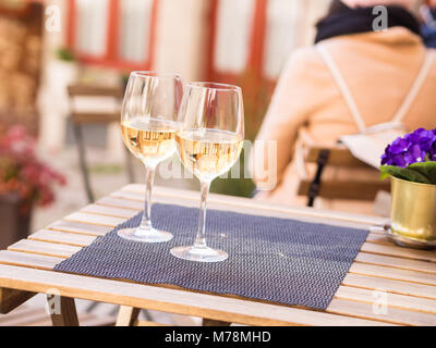 Zwei Gläser Weißwein serviert in einem kleinen Cafe in der Altstadt von Porto, Portugal. Stockfoto