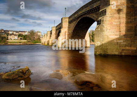 Den Fluss Tyne und die Brücke bei Corbridge in Northumberland Stockfoto