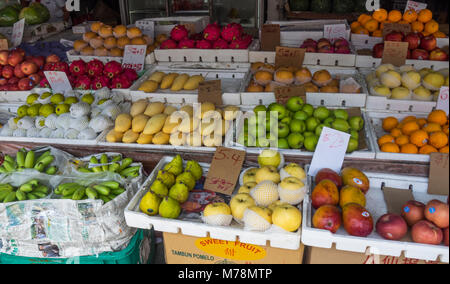 Schalen von frischem Obst zum Verkauf zu einem Obst- und Gemüsehändler shop in Geylang, Singapur. Stockfoto