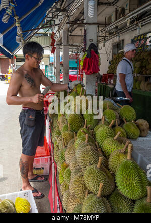 Durians", dem König der Früchte" für Verkauf in einem Durian shop in Geylang, Singapur. Stockfoto