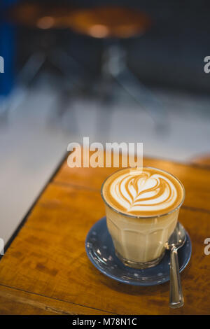 Premium latte Kaffee im Glas auf dem Tisch im Café Stockfoto