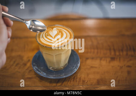 Eine Tasse Kaffee Latte auf Holz Tisch im Café Stockfoto