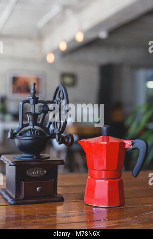 Kaffeemaschine "Moka pot' mit der nichtverwendung Kaffeemühle auf Tisch im Café Stockfoto