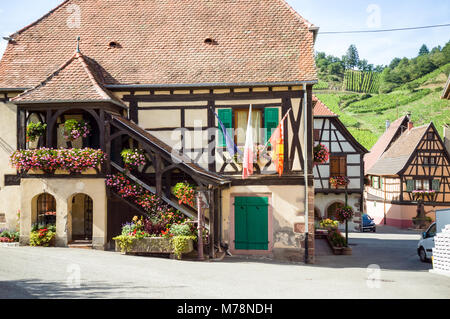 Rathaus von Niedermorschwihr, einem typischen elsässischen Dorf mit alten Fachwerkhäusern und engen Gassen, umgeben von Weinbergen, die französische anzeigen, Stockfoto