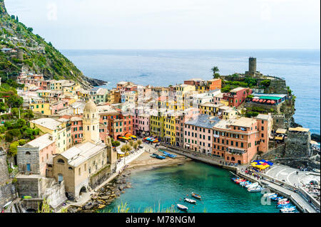 Das kleine Fischerdorf von Vernazza mit ihren bunten Häuser und die Kirche rund um seinen kleinen Hafen ist eines der fünf Dörfer der Cinque Terre. Stockfoto