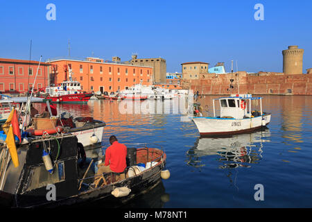 Fischerboote in Darsena Vecchia, Livorno, Toskana, Italien, Europa Stockfoto