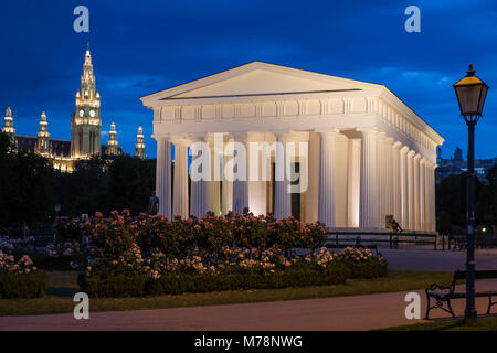 Volksgarten (Völker), Theseus Tempel mit Rathaus im Hintergrund, Wien, Österreich, Europa Stockfoto