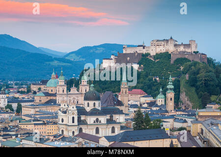 Blick auf die Festung Hohensalzburg über der Altstadt, Weltkulturerbe der UNESCO, Salzburg, Österreich, Europa Stockfoto
