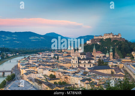 Blick auf die Salzach und der Festung Hohensalzburg über der Altstadt, Salzburg, Österreich, Europa Stockfoto