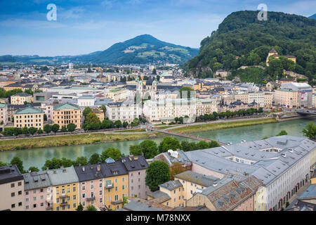 Ansicht der Salzach mit der Altstadt auf der rechten Seite und die Neue Stadt auf der linken Seite, Salzburg, Österreich, Europa Stockfoto