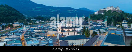 Blick auf die Festung Hohensalzburg über der Altstadt, Salzburg, Österreich, Europa Stockfoto